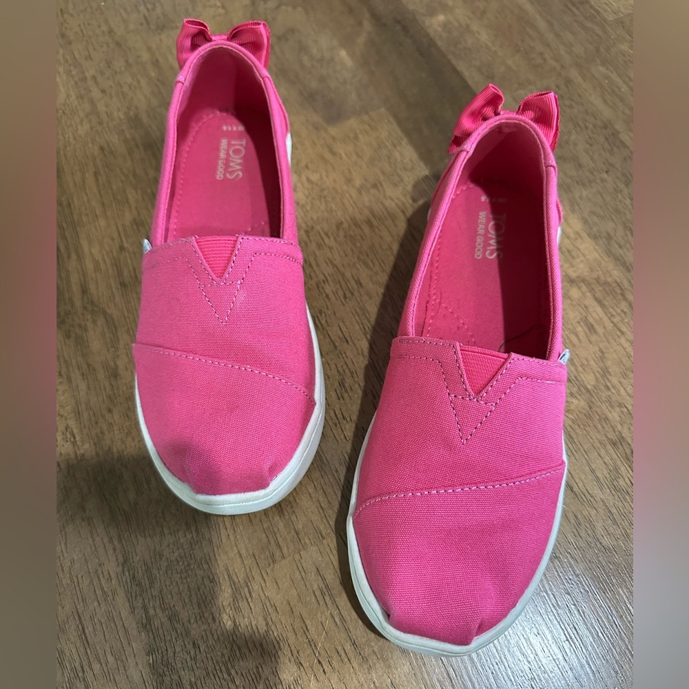 Toms size 1.5Y girls canvas alpargata, bright pink with bows on back, ex cond